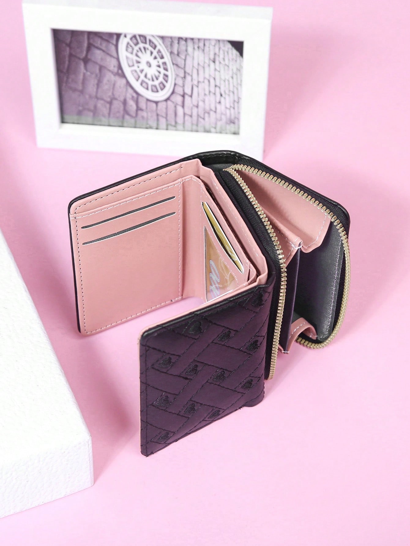 Interior Design Id - Heart-Shaped Wallet, Fine Stitching Details, Zipper